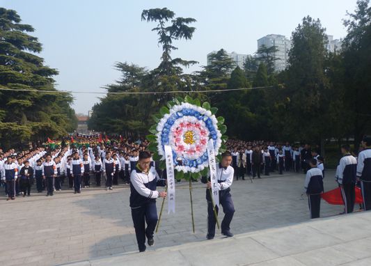 新鄉(xiāng)市第二十二中學(xué)開展清明節(jié)祭掃烈士墓活動(dòng)