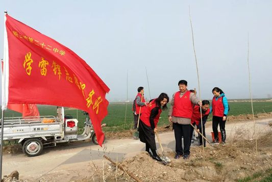 新鄉(xiāng)市第二十二中學(xué)教師志愿者參加“關(guān)愛自然、義務(wù)植樹”活動(dòng)